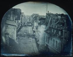 On n’aperçoit âme qui vive dans la rue Saint-Maur avant l’attaque, les portes et les volets des maisons sont fermés, 