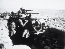 Le bataillon du Pacifique en position de tir, Bir Hakeim, mai-juin 1942