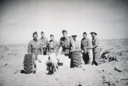 Soldats du Bataillon du Pacifique posant devant un canon de 75, Bir Hakeim, mai-juin 1942