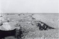 Abris de tranchée et vue de la tranchée jusqu'a l'emplacement du canon de 75, Bir Hakeim, mai-juin 1942