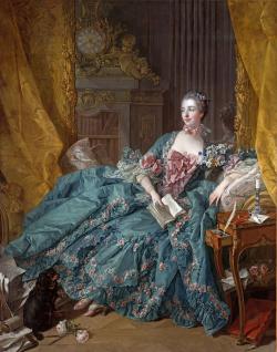 alanguie, la marquise occupe la diagonale d’une toile où domine le vert d’une vaste robe parsemée de roses et envahie de rubans.