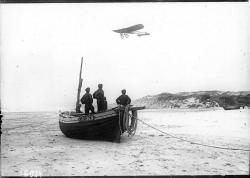 l’aviateur français au moment du survol de la plage de Sangatte, non loin de son point de départ.