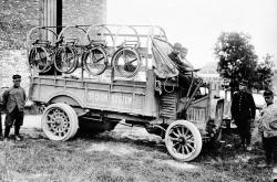 camion automobile de Dion-Bouton chargé de bicyclettes pliantes et de pièces de rechange
