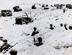 Soldats américains enterrés dans le sable des plages du débarquement