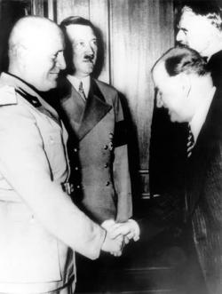 Poignée de main entre Mussolini et Daladier sous le regard d'Hitler et Chamberlain