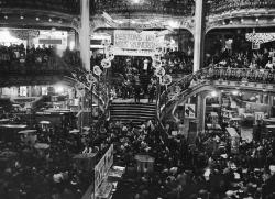 Léon Jouhaux aux Galeries Lafayette en mai 1936