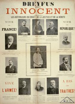 photographies des « défenseurs du droit, de la justice et de la vérité », qu’encadrent les inscriptions « Vive la France ! », « Vive la République ! », « Vive l’Armée ! » et « À bas les traîtres ! ».