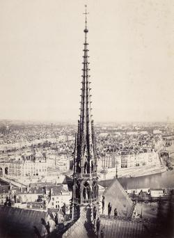 Cette tendance se confirme en 1842, avec le lancement du projet de restauration de Notre-Dame de Paris, durement touchée comme la Sainte-Chapelle par la tourmente révolutionnaire