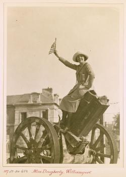 Cette jeune femme, probable assistante d’Anne Morgan si l’on en croit sa tenue semi-militaire, chevauche joyeusement un canon de campagne