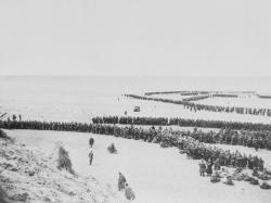 Embarquement des troupes françaises et britanniques pour l'Angleterre, opération Dynamo. Prise de vue entre 27 mai et le 4 juin 1940. Bataille de Dunkerque (21 mai au 4 juin 1940).