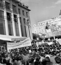 Les étudiants devant le palais des Festivals à Cannes manifestent durant le festival 