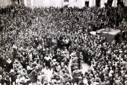 des soldats américains et des civils mélangés, dansant lors du bal donné à l’occasion de la fête nationale française.