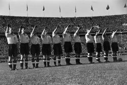 photographie ; l'équipe anglaise fait le salut hitlérien (de gauche à droite : Bastin, Robinson, Gouldon, Sprosten, Mattews, Welsh, Willingham, Youg, Broome, Woodley et Hapgood)