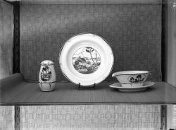 photographie d'une assiette, d'une saucière et d'une salière art deco