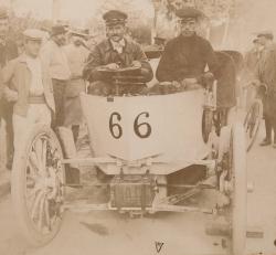 Deux hommes dans une voiture de 1899