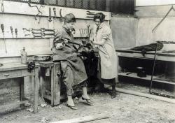 deux femmes dans un garage