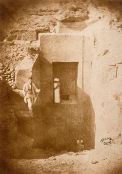 Auguste Mariette devant l'entrée déblayée à la gauche du Sphinx