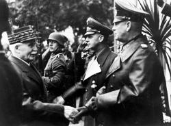 Le Ministre de l'Intérieur Ribbentrop (au milieu) et le chef de l'OKW (Haut Commandement de l'Armée de terre allemande) Keitel (au premier plan) saluent le maréchal Pétain