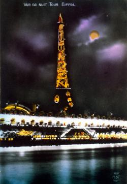 La Tour Eiffel illuminée des lettres de Citroën