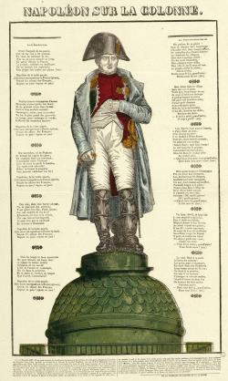 Le titre de cette gravure, Napoléon sur la colonne, annonce un portrait de l’Empereur plus qu’une image d’actualité. 