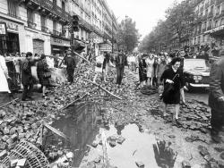 Vestiges de barricades, boulevard Saint-Michel à Paris, après les émeutes étudiantes de mai 1968 Zint Günter (né en 1941)