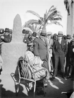 Soudanaise assise à l'exposition coloniale internationale de 1931