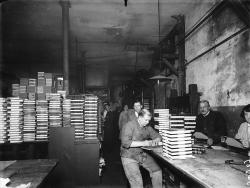 au cœur d’une imprimerie parisienne des années 1930, La Librairie de France, sise rue Meyerbeer, dans le 9e arrondissement de Paris
