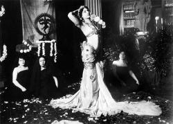 Mata Hari exécutant des danses brahmaniques