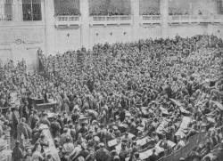 Le soviet de Petrograd qui se réunit au palais de Tauride (photo n° 1), siège de la douma (parlement institué fin 1905) symbolise la phase démocratique de la révolution