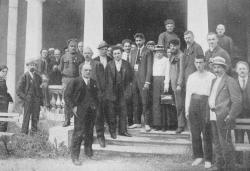 De gauche à droite, on reconnaît : l’Arménien Karakhane (1889-1937) devant la colonne de gauche 