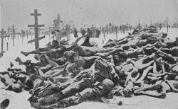 La photographie représente les morts ramassés en deux jours et entassés au cimetière.