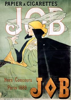 une jeune femme blonde, assise, en robe jaune paille et grande capeline noire, qui contemple la fumée d’une cigarette