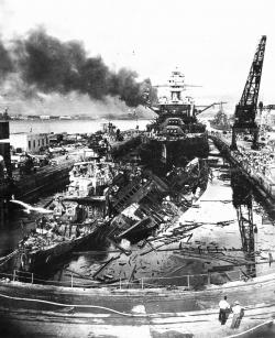 Destructions à Pearl Harbor après des attaques kamikazes