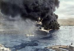 Evacuation du cuirassé américain USS California lors de la bataille de Pearl Harbor du 7 décembre 1941 à Oahu 