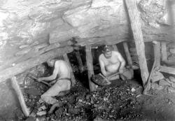 Homme Mineur En Uniforme Travaillant À La Mine De Charbon Avec