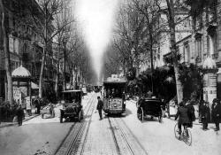 L’animation de cette rue de Nice, longtemps capitale d’hiver des touristes fortunés, illustre la diversité des modes de transport : de la charrette à bras à l’automobile et à la bicyclette en passant par le tramway électrique. 