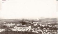 Vue de la ville, du Familistère et de l'usine Godin depuis le château des ducs de Guise.