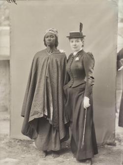 Paï-Pi-Bri- (Jardin d'acclimatation). Paï-pi-bri- Groupes. [Portrait de deux femmes debout de face]. Evénement : Exhibition ethnographique de Paï Pi Bri 1893