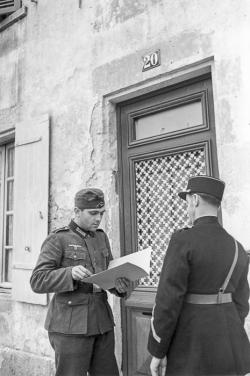 Patrouille commune d'un gendarme français et d'un militaire allemand Grimm Arthur (1908-1948)