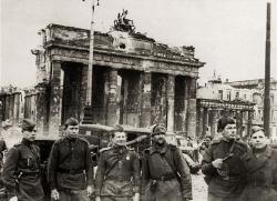 Groupe de soldats soviétiques devant la porte de Brandebourg	