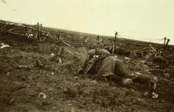 Pendant la Grande Guerre, un soldat en montant à l'attaque