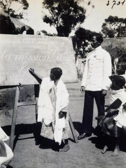 Le cliché anonyme Madagascar. Mahalsinjo montre une leçon d’écriture en plein air, sous le soleil de Madagascar