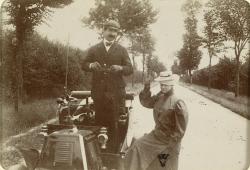 conducteur et sa passagère dans une Renault de type D 1901