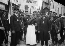 Bataillon dit "de fer" des viticulteurs de Bergères (Aube), manifestant. 1911.