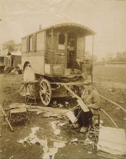Un homme et un garçon pauvres près d'une roulotte, porte d'Italie