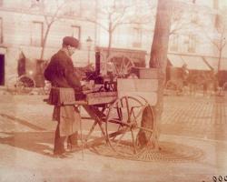 Les petits métiers de Paris dans les albums d'Eugène Atget