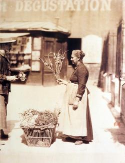 la fleuriste a déposé sa corbeille de fleurs devant un bâtiment