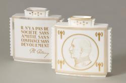 Vase carré blanc et or, portrait de Pétain