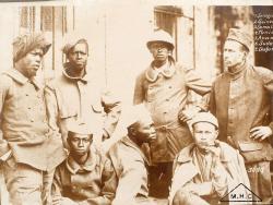 Photographie de prisonniers membres des troupes coloniales françaises.