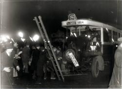 6 février 1934. Les manifestants saccagent un bus.